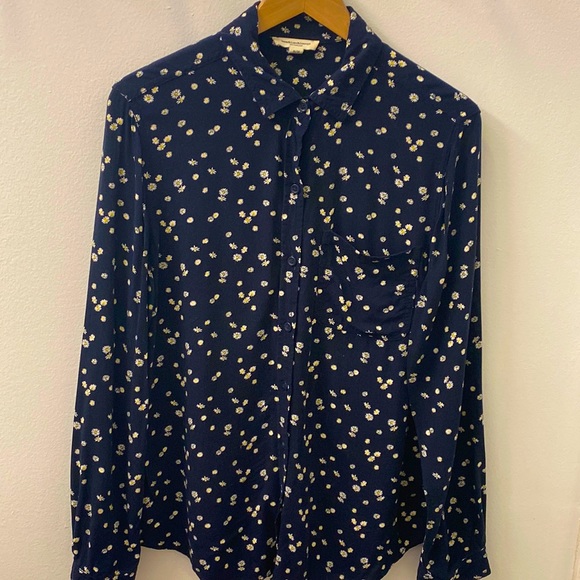 It’s a flowery navy shirt from the beachlunchlounge collection it’s medium. - Picture 1 of 3